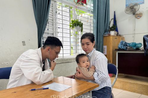 Đoàn bác sĩ TP. Hồ Chí Minh hỗ trợ khám bệnh, phát thuốc miễn phí cho người dân vùng ngập lụt