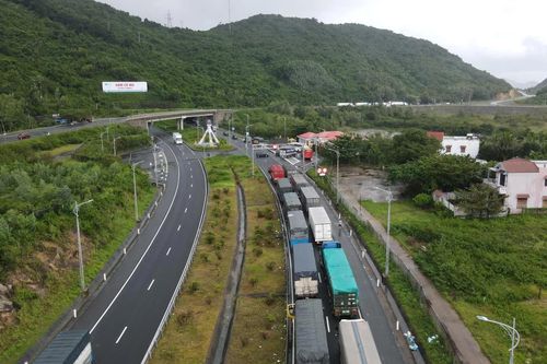 Hàng nghìn phương tiện giao thông kẹt trên Quốc lộ 1