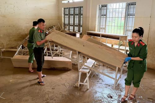 Đoàn Thanh niên Công an tỉnh hỗ trợ các trường học khắc phục hậu quả sau mưa lũ