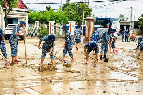 Sớm vệ sinh môi trường, nguồn nước sau lũ lụt