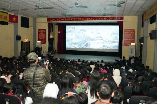 Hàng nghìn người dân Lai Châu đến rạp xem phim 'Mưa đỏ'