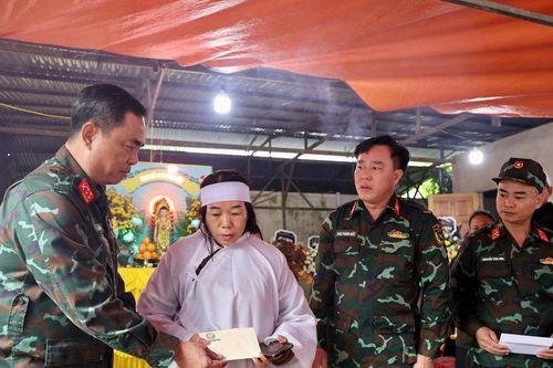 Quân khu 7 thăm, động viên các gia đình bị thiệt hại do mưa lũ tại Lâm Đồng