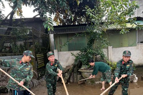 Cán bộ, chiến sĩ hỗ trợ dọn dẹp, khắc phục môi trường ngay sau khi nước lũ rút
