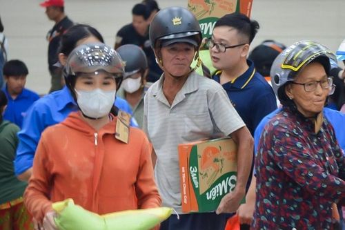 La Gi trao 100 suất quà cho người yếu thế