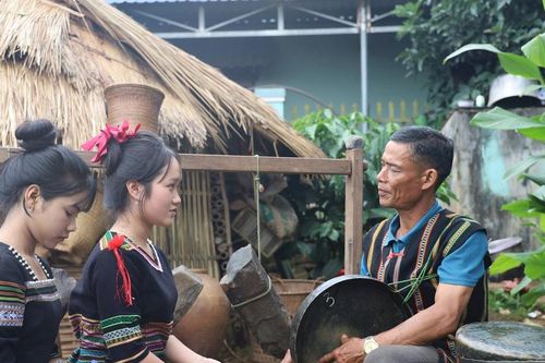 Lan tỏa bản sắc dân tộc qua đề tài nghiên cứu khoa học của học sinh