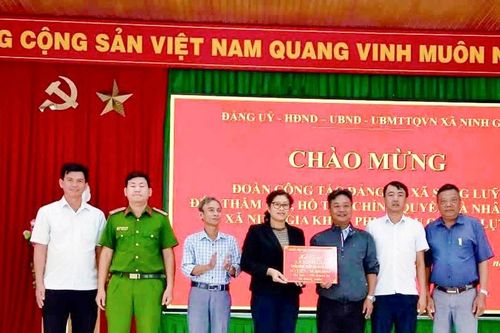 Xã Sông Lũy hỗ trợ Đức Trọng và Ninh Gia khắc phục hậu quả lũ lụt