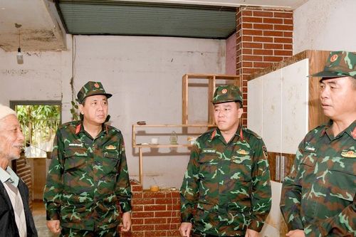 Phó Tư lệnh, Tham mưu trưởng Quân khu 7 kiểm tra khắc phục thiên tai tại xã D'Ran