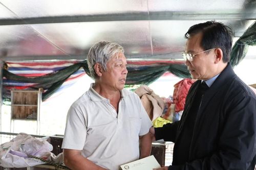 Chủ tịch UBND tỉnh Lâm Đồng Hồ Văn Mười thăm hỏi, động viên bà con vùng lũ Ninh Gia