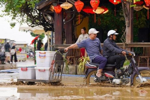 Hội An sau lũ: Chạy đua với thời gian dọn lớp bùn non dày đặc