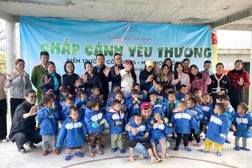 Gần 1.000 áo ấm và vật dụng trao tặng học sinh và điểm trường khó khăn các xã Trung Thịnh và Pà Vầy Sủ