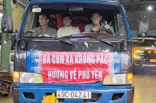 Người dân xã Krông Pắc, Đắk Lắk góp nhu yếu phẩm, hướng về tâm lũ