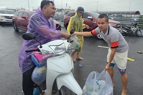Khánh Hòa: Thấm đẫm tình người níu tay nhau vượt qua lũ dữ