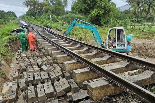 Đường sắt Trung Bộ hư hại nặng: Nhiều đoạn mất nền, ray bị treo sau mưa lũ