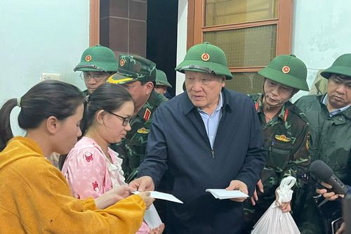 Phó Thủ tướng Thường trực Chính phủ Nguyễn Hòa Bình thăm hỏi người dân vùng lũ ở Đắk Lắk