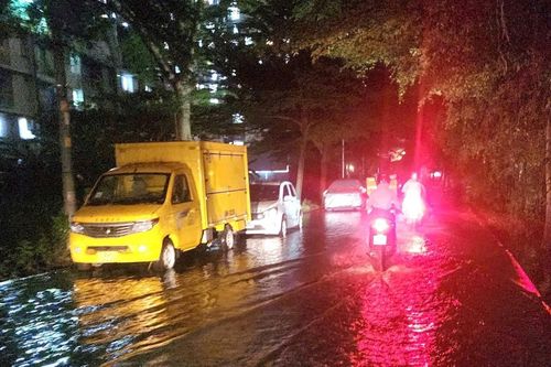 TP. Hồ Chí Minh: Nhiều tuyến đường ngập sâu khi triều cường vượt báo động