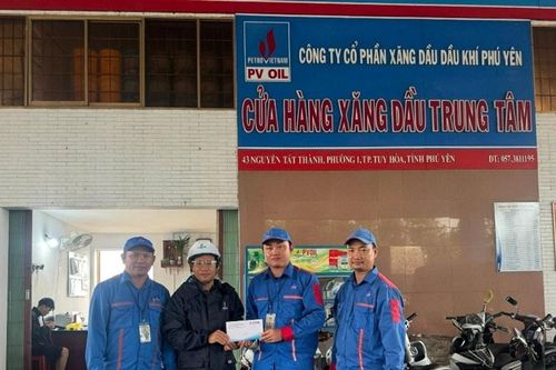 Nhân viên PVOIL dũng cảm cứu người trong nước lũ