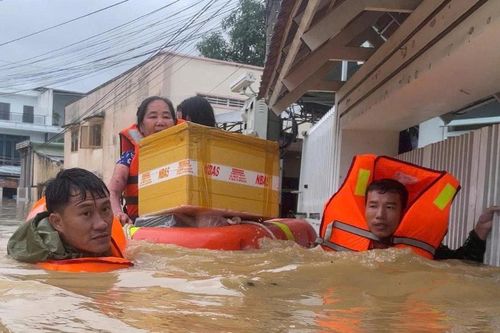 Hải quân Vùng 4 tăng cường lực lượng, kịp thời hỗ trợ nhân dân vùng lũ
