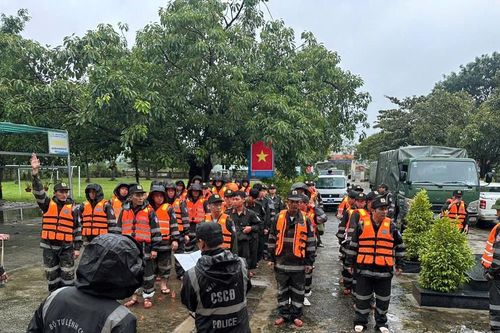 Bộ Tư lệnh Cảnh sát cơ động huy động tối đa lực lượng, ngày đêm hỗ trợ nhân dân vùng lũ miền Trung