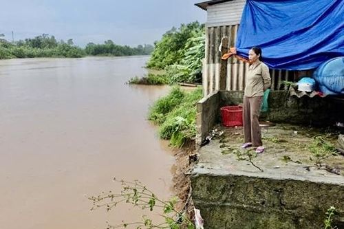 Người dân Quảng Trị 'nín thở' giữa mưa lũ và sạt lở