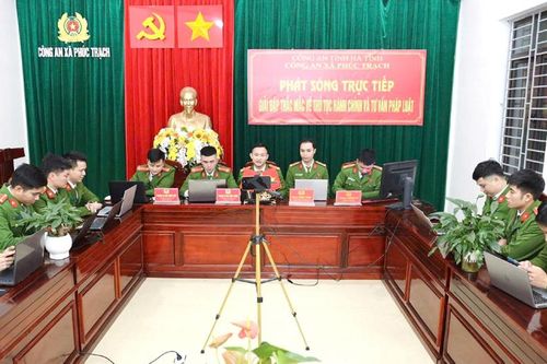 Công an xã Phúc Trạch livestream giải đáp thủ tục hành chính cho người dân