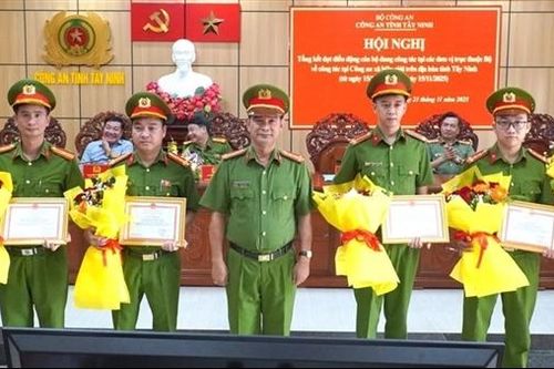 Tây Ninh khen thưởng 12 cá nhân xuất sắc đảm bảo ANTT các xã biên giới