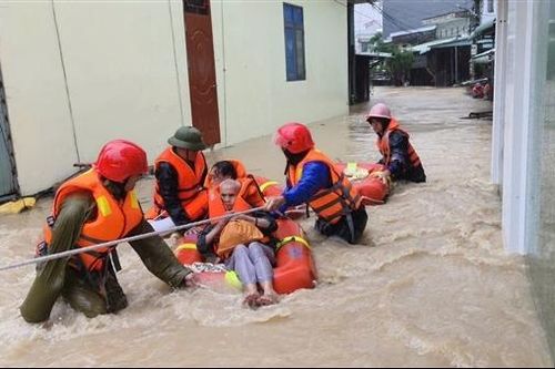 Xúc động hình ảnh Công an Gia Lai cứu trợ, giúp dân trong lũ lớn