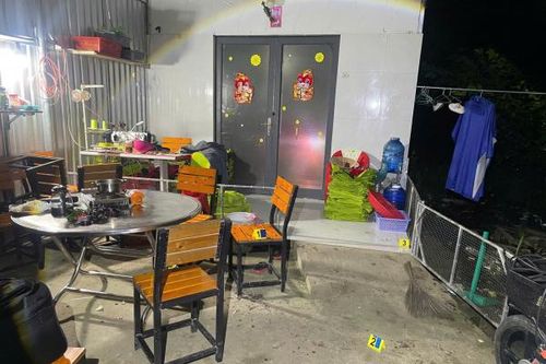 Bị chồng thách thức, vợ xông đến bàn nhậu rạch mặt 'hoa lạ'