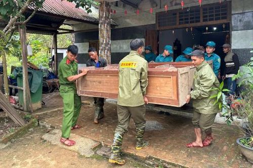 Nổ tại đồi núi sau nhà, 7 người được di dời khẩn cấp