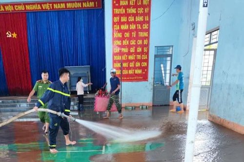 Công an Gia Lai khẩn trương hỗ trợ các trường học ở vùng bị ngập lụt