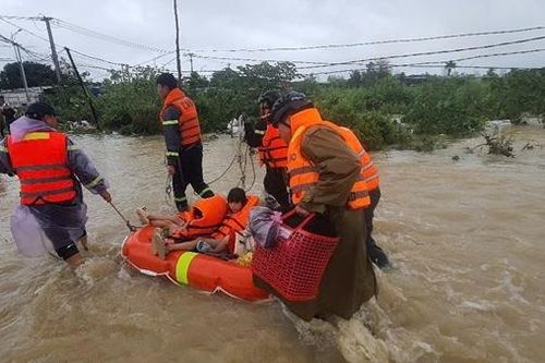 Một tuần dầm mưa lũ, lính cứu hỏa làm điểm tựa vững chắc của dân