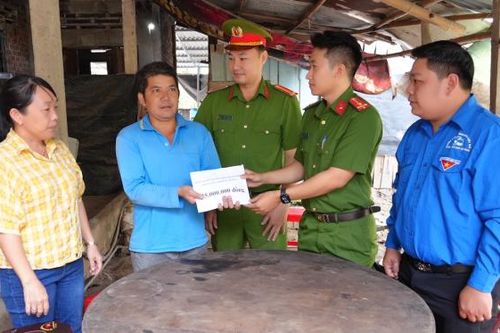 Đồng Tháp: Công an xã trao tiền hỗ trợ gia đình có người thân tử vong do tai nạn