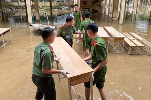 Tuổi trẻ Công an Khánh Hòa hỗ trợ các trường học khắc phục hậu quả lũ lụt