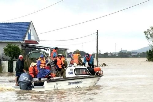 Tiếp tục cứu trợ người dân vùng ngập sâu tỉnh Đắk Lắk