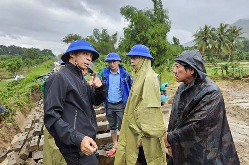 Hàng loạt điểm sạt lở, ngành đường sắt dồn lực thông tuyến