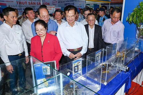 Nguyên Thủ tướng Chính phủ Nguyễn Tấn Dũng tham quan Ngày hội Cua Cà Mau