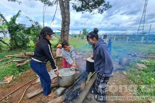 Gia Lai: Cộng đồng tất bật nấu cơm lam, bánh chưng tiếp tế bà con vùng lũ