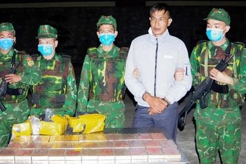 Bắt đối tượng vận chuyển thuê 32 bánh heroin ngoan cố chống trả quyết liệt