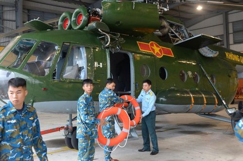 Trực thăng Mi-17 chở 3 tấn hàng cứu trợ đồng bào lũ lụt tỉnh Đắk Lắk