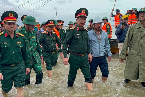Đại tướng Phan Văn Giang thăm hỏi, động viên bà con vùng rốn lũ Gia Lai