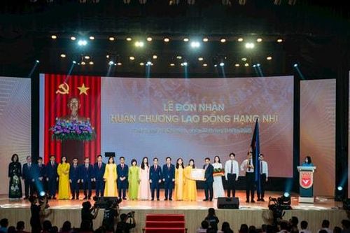 Trường Đại học Văn Lang đón nhận Huân chương Lao động hạng Nhì