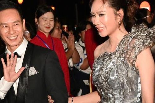 Vợ chồng Lý Hải và dàn sao 'Mưa đỏ' gây chú ý thảm đỏ Liên hoan phim Việt Nam