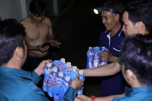 Trao tận tay hàng ngàn suất ăn, chai nước đến bà con bị chia cắt vì lũ
