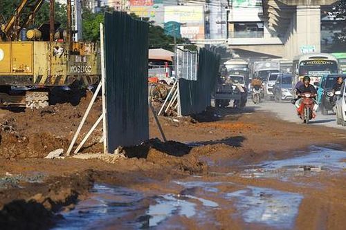 Hà Nội: Quốc lộ 6 biến thành 'ao bùn, sương bụi', người dân bất lực chịu trận