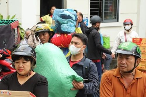 Người dân TPHCM xếp hàng 'tiếp sức' cho đồng bào vùng lũ