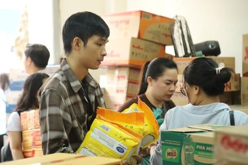 TPHCM mở thêm nhiều điểm tiếp nhận nhu yếu phẩm hỗ trợ đồng bào vùng lũ