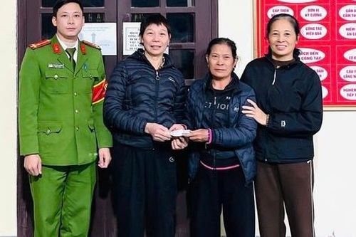 Nhặt được số tiền lớn, người phụ nữ tìm người trả lại