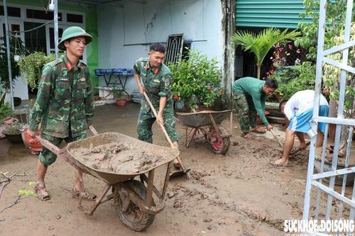 Bộ đội xắn quần lội bùn giúp dân dựng lại cuộc sống sau lũ