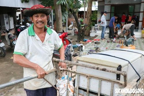 Thầy, trò chung tay giúp người dân 'hồi sinh' thiết bị điện sau lũ