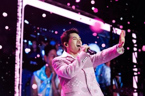 Quốc Thiên cùng Duy Khánh, Dương Lâm đưa loạt trend vào concert SKYNOTE 2025