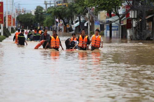 Quy định doanh nghiệp phải trả lương cho người lao động ngưng việc do bão lũ